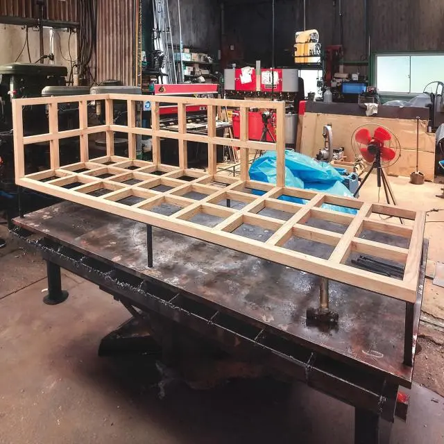 釜石市産材の木と地元鉄工所で加工した鉄でできたソファやコーヒーテーブルも、オープンに合わせて制作中（ノッチアートさん撮影の写真を拝借しています。） #ihrmk #井原正揮 #井原佳代 #nemaruport ＃nemaruport2 #ソファ #ノッチアート遠野 #岩間鉄工所